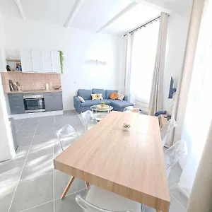 Lumineux , Centre , Carpentras France